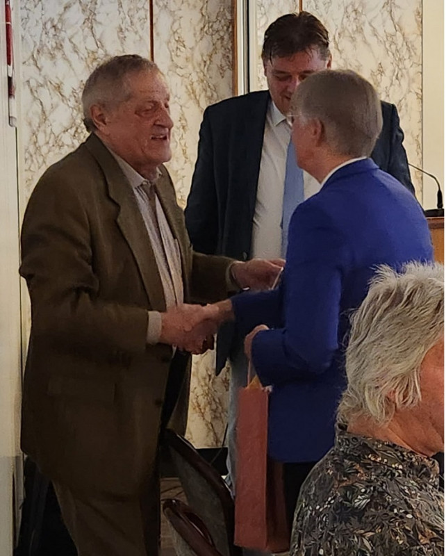 Landesvorsitzende Heidi Exner gratulierte Hellmuth Schmid zur gelungenen Veranstaltung. Jens Nacke, MdL, dankte dem Gastgeber und den Gsten fr die rege Diskussion. Foto: SU Rastede