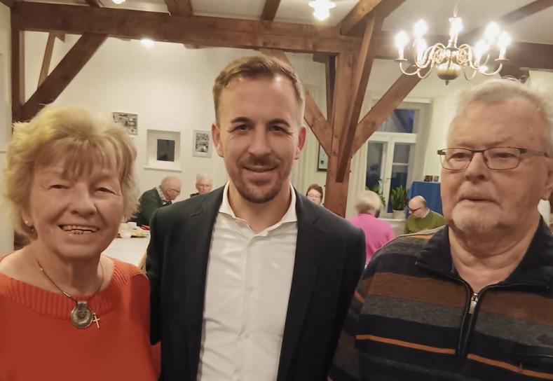 Kreisvorsitzende Karin Tnjes begrt den Bundestagskandidaten Bastian Ernst (Mitte)in Nordenham. Foto: Senioren Union Nordenham
